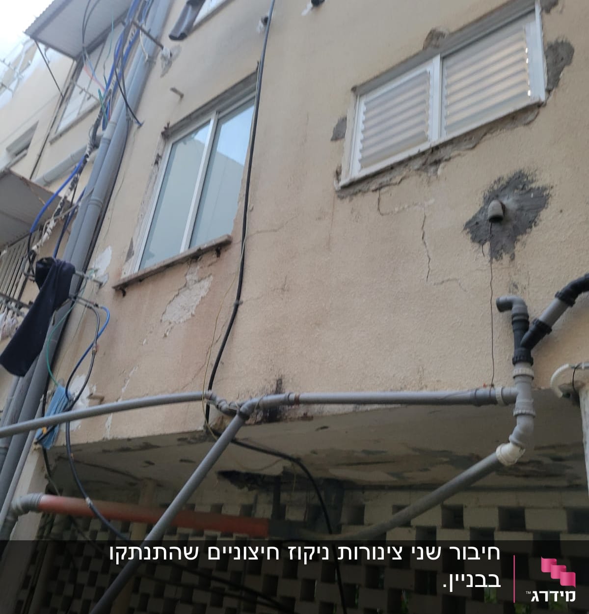 צינורות חיצוניים מחוברים לקיר בניין עם חיבורים שונים